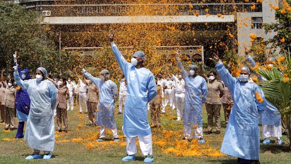Hujan Bunga Warnai Aksi Apresiasi untuk Tenaga Medis di India