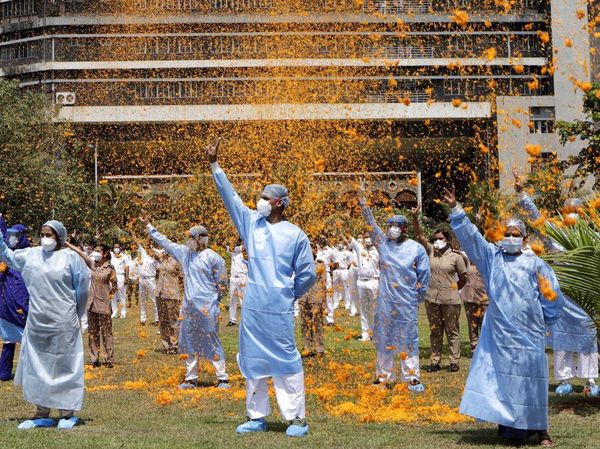 Hujan Bunga Warnai Aksi Apresiasi untuk Tenaga Medis di India