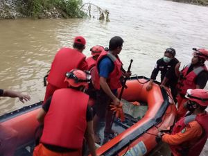 Seberangi Sungai untuk Perbaiki Pipa, Warga Poso Hanyut