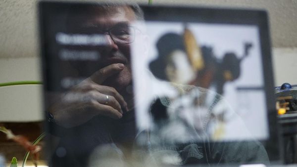 Ada Corona, Dosen Seni Lukis Ini Ajar Siswa Melukis via Laptop