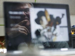 Ada Corona, Dosen Seni Lukis Ini Ajar Siswa Melukis via Laptop