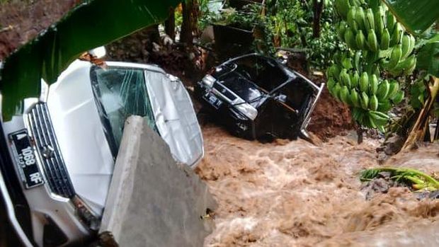 Mobil hanyut diterjang banjir di Cilegon