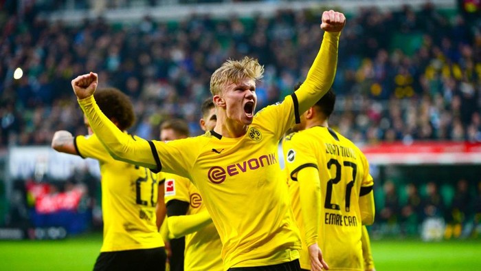 Dortmunds Norwegian forward Erling Braut Haaland celebrates after scoring during the German first division Bundesliga football match Werder Bremen vs BVB Borussia Dortmund, in Bremen, northern Germany on February 22, 2020. (Photo by Patrik Stollarz / AFP) / DFL REGULATIONS PROHIBIT ANY USE OF PHOTOGRAPHS AS IMAGE SEQUENCES AND/OR QUASI-VIDEO