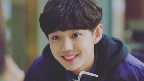 Gemas! Ini Pemeran Joon Young di The World of Married Saat Kulineran