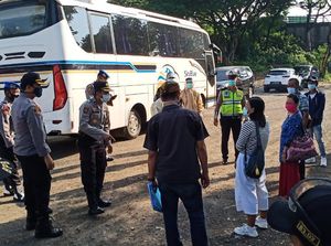 Polisi Hentikan Bus Muat 5 Pekerja Migran Indonesia di Surabaya