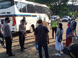 Polisi Hentikan Bus Muat 5 Pekerja Migran Indonesia di Surabaya