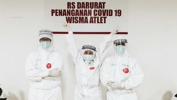 Potret Selebgram Falla Adinda Jadi Relawan Medis Corona di Wisma Atlet