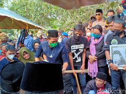 Didi Kempot Bahas Pagelaran COVID-19 Ambyar Sebelum Meninggal Didi Kempot Bahas Pagelaran COVID-19 Ambyar Sebelum Meninggal