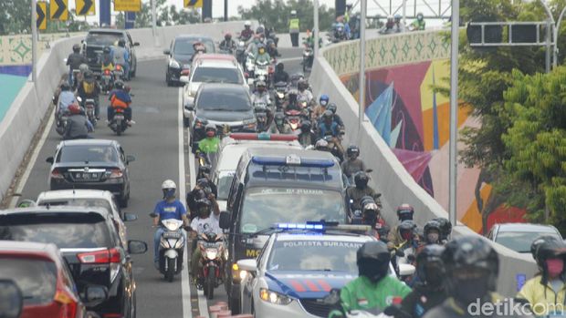 Iring-ringan kendaraan beroda empat ambulans yang membawa mayat Penyanyi Didi Kempot melintas di tempat Manahan, Solo, Jawa Tengah, Selasa (5/5/2020).