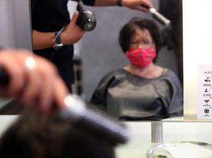 Kok Bisa? 2 Pegawai Salon di AS Positif Corona, 139 Pelanggan Tak Tertular Kok Bisa? 2 Pegawai Salon di AS Positif Corona, 139 Pelanggan Tak Tertular