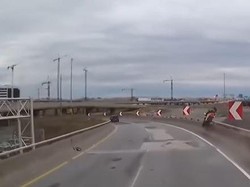 Ngeri, Pemotor Ini Tabrak Dinding Pembatas dan Terbang dari Flyover