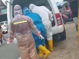 Wanita Pingsan di Pinggir Trans Polman Dievakuasi Petugas Ber-APD Wanita Pingsan di Pinggir Trans Polman Dievakuasi Petugas Ber-APD
