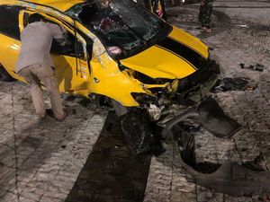 Ini Penyebab Mobil Sedan Tabrak Pembatas Kolam Bundaran HI