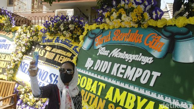 Warga yang bersimpati mendatangi rumah murung mendiang penyanyi Campur Sari Didi Kempot di Banyuanyar, Sumber, Surakarta, Jawa Tengah, Selasa (5/5).