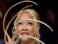 Wanita Pemilik Kuku Terpanjang Akhirnya Potong Kuku Setelah 28 Tahun