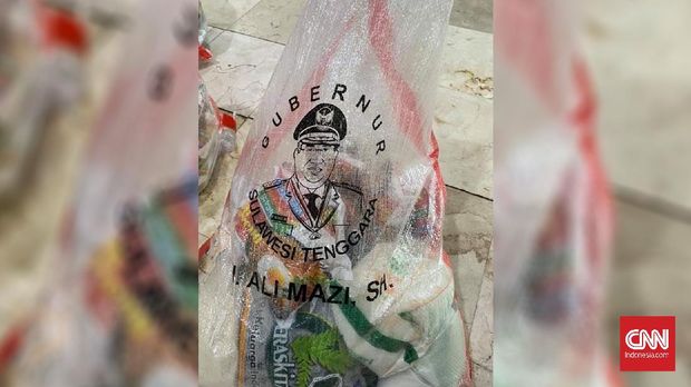 bantuan logistik Pemerintah Provinsi Sulawesi Tenggara (Sultra) disertai foto Ali Mazi.