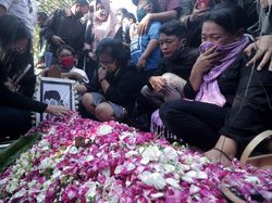 Suasana Duka di Pusara Terakhir Didi Kempot Suasana Duka di Pusara Terakhir Didi Kempot