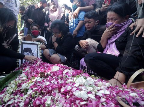 Kerabat menabur bunga di atas pusara almarhum penyanyi campursari Dionisius Prasetyo atau Didi Kempot sesuasi dimakamkan di Tempat Pemakaman Umum Desa Majasem, Ngawi, Jawa Timur, Selasa (5/5/2020). Didi Kempot meninggal di Solo, Jawa Tengah pada usia 53 tahun. ANTARA FOTO/Joni Pratama/zk/hp.