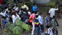 Polisi India Pukuli Warga yang Antre Beli Miras