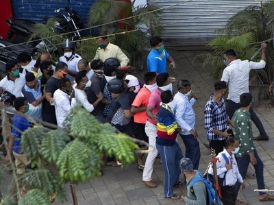 Polisi India Pukuli Warga yang Antre Beli Miras