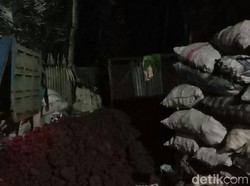 Warga Bandung Barat Digegerkan Bau Gas Muncul di Gudang Rongsokan