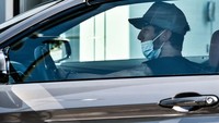Kemudian gelandang Rodrigo Bentacur juga tiba dengan mengenakan masker di dalam mobil pribadinya. Ada empat pemain yang tiba ke J-Medical kali ini. (Foto: Marco BERTORELLO / AFP)