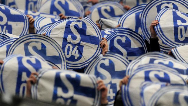 Para pendukung klub Liga Jerman Schalke beraksi sebelum wabah covid-19.