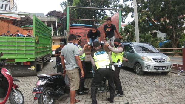 Polisi tilang puluhan motor siswa yang hendak konvoi di Kendari. (Foto: Istimewa)