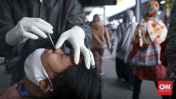 Calon penumpang commuterline menjalani tes Polymerase Chain Reaction (PCR) di Stasiun Bekasi, Jawa Barat, Selasa, 5 Mei 2020. Tes PCR untuk mencegah penyebaran mata rantai covid-19. CNNIndonesia/Safir Makki