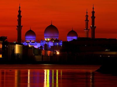 Keindahan Masjid Sheikh Zayed Saat Senja