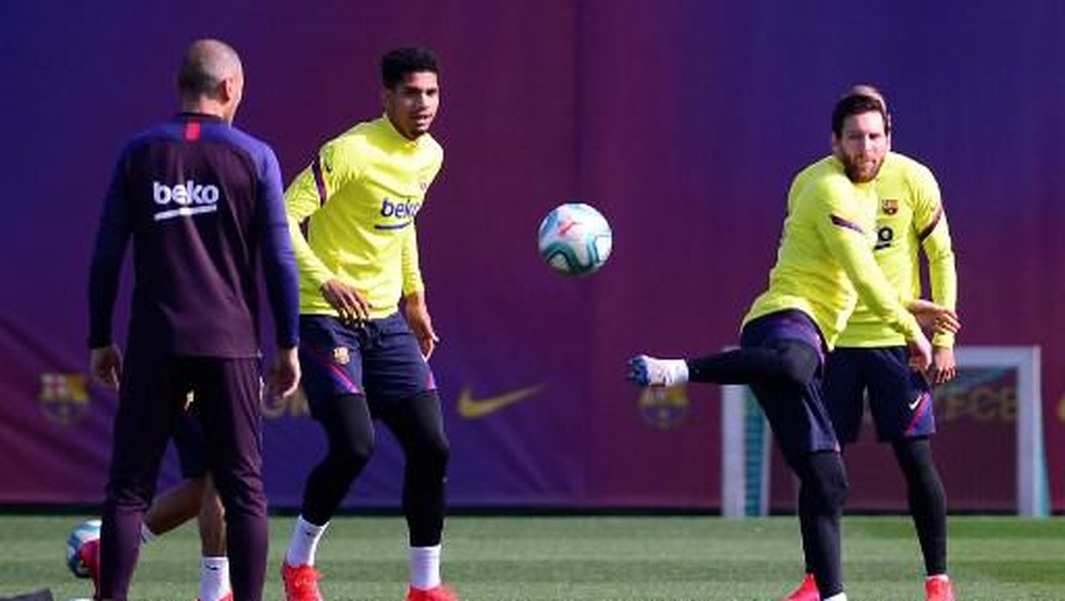 Pemain Barcelona akan dites Corona sebelum kembali berlatih. Foto: AFP/PAU BARRENA