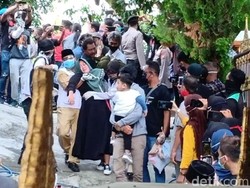 Jenazah Didi Kempot Tiba di Ngawi, Istri Terus Nangis hingga Lemas