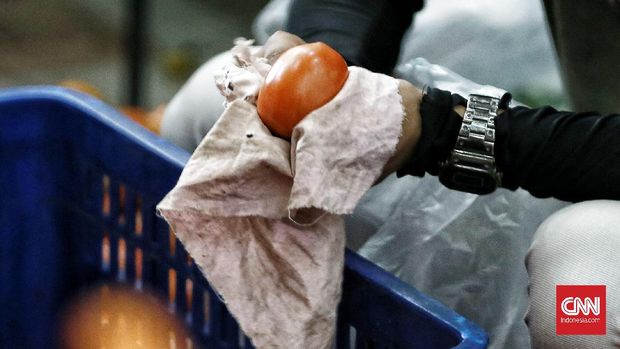pasar sembako murah Pedagang melayani pengunjung yang hendak membeli kebutuhan pokok di Toko Tani Indonesia Center (TTIC) dan Toko Tani Indonesia (TTI), Ragunan, Selasa, Jakarta (05/05/2020). Pasar tani yang menggelar barang kebutuhan pokok bagi warga tersebut melayani penjualan online dengan aplikasi dan offline. Hal tersebut sebagai upaya meningkatkan akses pangan bagi masyarakat untuk mendapatkan pangan strategis seperti, beras, gula pasir, daging sapi, daging ayam, telur ayam, bawang merah, bawang putih, minyak goreng, cabai, sayur, dan buah dengan harga di bawah harga pasar dengan harapan dapat menstabilkan harga ditingkat eceran. CNN Indonesia/Andry Novelino