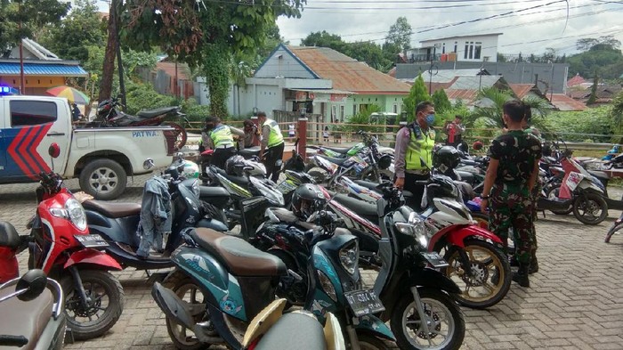 Polisi tilang puluhan motor siswa yang hendak konvoi di Kendari. (Foto: Istimewa)