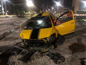 Mobil Sedan Tabrak Pembatas Bundaran HI, Pengemudi Alami Luka-luka