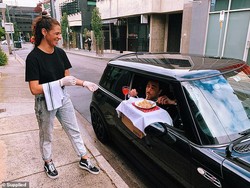 Keren! Restoran di Sepanjang Jalan Ini Berikan Layanan Makan di Mobil