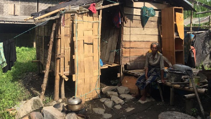 Sitti (65) warga Polman tinggal di Gubuk Kecil dan Makan Nasi Garam