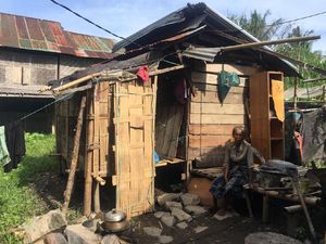 Pilu! Nenek Sitti di Polman Tempati Gubuk Kecil dan Makan Nasi Garam