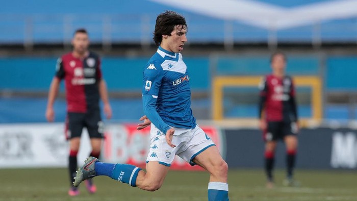 BRESCIA, ITALY - JANUARY 19:  Sandro Tonali of Brescia Calcio in action during the Serie A match between Brescia Calcio and Cagliari Calcio at Stadio Mario Rigamonti on January 19, 2020 in Brescia, Italy.  (Photo by Emilio Andreoli/Getty Images)