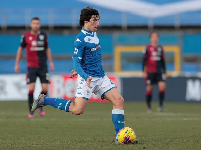 BRESCIA, ITALY - JANUARY 19: Sandro Tonali of Brescia Calcio in action during the Serie A match between Brescia Calcio and Cagliari Calcio at Stadio Mario Rigamonti on January 19, 2020 in Brescia, Italy. (Photo by Emilio Andreoli/Getty Images)