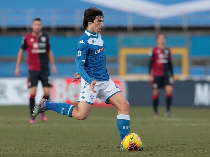 BRESCIA, ITALY - JANUARY 19:  Sandro Tonali of Brescia Calcio in action during the Serie A match between Brescia Calcio and Cagliari Calcio at Stadio Mario Rigamonti on January 19, 2020 in Brescia, Italy.  (Photo by Emilio Andreoli/Getty Images)