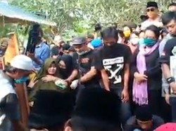 Video Haru Pemakaman Didi Kempot, Istri Sempat Pingsan