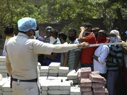 Lockdown Dilonggarkan, Warga India Kalap Belanja Miras