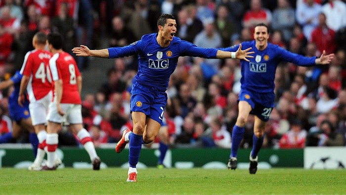 LONDON, ENGLAND - MAY 05:  Cristiano Ronaldo of Manchester United celebrates scoring the second goal of the game during the UEFA Champions League Semi Final Second Leg match between Arsenal and Manchester United at Emirates Stadium on May 5, 2009 in London, England.  (Photo by Shaun Botterill/Getty Images)