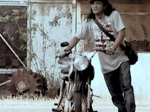 Kenangan Didi Kempot Dorong Motor Jadul di Video Klip Gusti Ora Sare