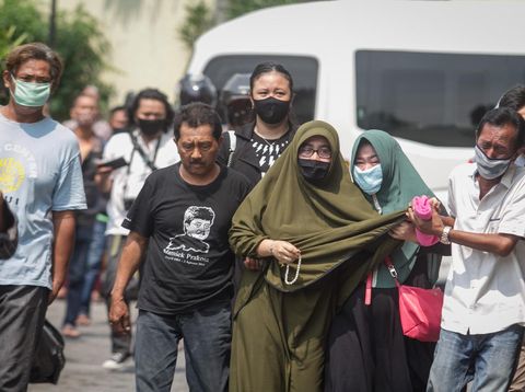 Pelayat melintas di depan karangan bunga duka cita almarhum Didi Kempot di rumah duka Sumber, Solo, Jawa Tengah, Selasa (5/5/2020). Penyanyi campursari dengan nama asli Dionisius Prasetyo atau Didi Kempot meninggal dunia pada pukul 07:45 WIB pada usia 53 tahun, Almarhum dimakamkan di tempat kelahiran Ngawi Jawa Timur. ANTARA FOTO/Mohammad Ayudha/foc.