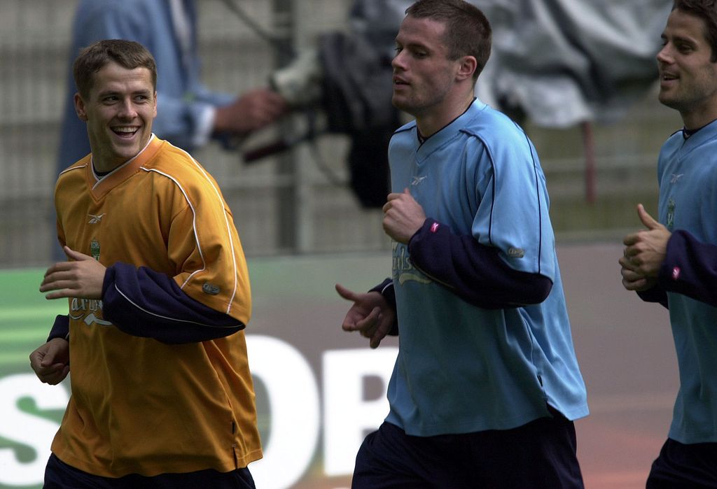 Michael Owen dan Jamie Carragher (tengah)