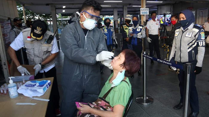Pemerintah Kota Bekasi menggelar tes massal corona terhadap penumpang KRL di Stasiun Bekasi. Tes kali ini menggunakan alat yang lebih akurat berupa polymerase chain reaction (PCR). Agung Pambudhy/Detikcom.
1. Penumpang Commuter line mengikuti test massal COVID 19 dengan metode polymerase chain reaction (PCR) di Stasiun Bekasi, Jawa Barat, Selasa (5/5/2020).
2. Sebanyak 300 penumpang kereta dipilih secara random mengikuti tes ini.
3. Metode tes PCR adalah mengetes spesimen yang diambil dari dahak di dalam tenggorokan dan hidung lalu diswab.
4. Tes ini dianggap paling akurat dibandingkan rapid test yang hanya untuk mendeteksi reaksi imun dalam tubuh.
5. Data terkini kasus positif Covid-19 di Kota Bekasi telah mencapai 249 orang. Pasien sembuh corona 126, dalam perawatan 95, sedangkan meninggal 28 orang.
6. Test ini dibantu petugas dari RSUD Kota Bekasi dan Dinkes Kota Bekasi.
7. Sebelum masuk ke stasiun, penumpang lebih dulu menjalai tes PCR secara acak. Setelah itu, sampel lemdir dari hidung akan diuji di Labiratorium Kesehatan Kota Bekasi.
8. Hasil pemeriksaan ini diharapkan memberi gambaran kondisi penumpang KRL apakah ada yang terpapar COVID-19 atau tidak.
9. Sebelumnya di KRL ada tiga orang yang dinyatakan positif virus COVID-19 berdasarkan hasil test swab PCR yang dilakukan pada 325 calon penumpang dan petugas KAI di Stasiun Bogor.
10. Sejumlah kepala daerah meminta pemerintah pusat untuk menstop operasional KRL guna menghambat penyebaran virus COVID-19
11. Hingga 4 Mei 2020 di Indonesia terdapat 11.587 kasus COVID-19 dengan kasus kematian 864 meninggal dan 1.954 sembuh.
12. Sampai kemarin pemerintah telah menguji 112.965 spesimen dari 83.012 orang di 46 laboratorium.