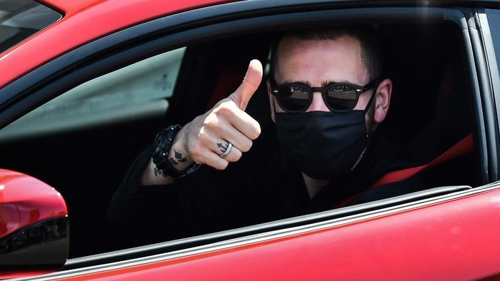 Juventus' Italian defender Leonardo Bonucci, wearing a face mask, gestures as he arrives in his car at the Juventus' Continassa training ground in Turin on May 5, 2020, during the country's lockdown aimed at curbing the spread of the COVID-19 infection, caused by the novel coronavirus. - Juventus has recalled its 10 overseas players as Serie A clubs were given the green light to return to individual training on May 4, 2020. Players returning from abroad are to follow a health protocol and then begin training at Continassa. (Photo by Marco BERTORELLO / AFP)