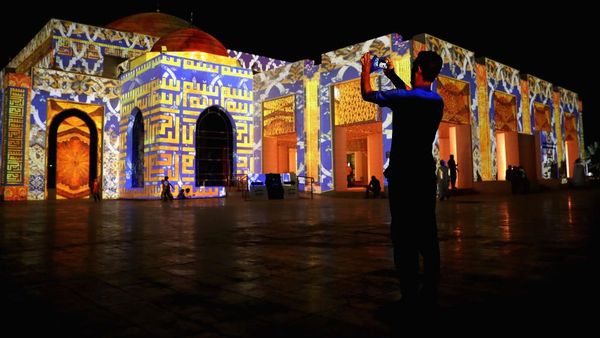 Terpukau Indahnya Ilusi Cahaya Masjid Aminah di UEA